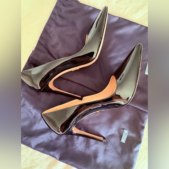 Prada Black Patent Leather Pointed Toe High Heels - Size 38. Sleek 4 inch heel. - Picture 5 of 5